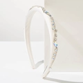 Détail de serre-tête en satin blanc avec strass irisés et cristaux posés à la main - Blanc