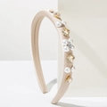 Elegante diadema de satén champán con perlas blancas y detalles de flores de strass - Marrón