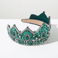 Dettaglio dei strass color smeraldo e metallo argentato su questa corona barocca - Verde