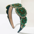 Dettaglio di cerchietto barocco di lusso con cristalli verde smeraldo e accenti dorati - Verde