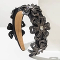 Detalle de diadema floral negra con intrincados diamantes de imitación grises y cristales - Negro