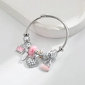 Detail eines silbernen Perlenarmbands mit rosa Herzanhänger und Valentine-Gravur - Rosa