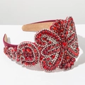 Dettaglio macro della fascia barocca di lusso con strass rossi e motivi floreali - Rosso