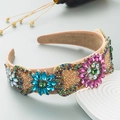 Dettaglio ravvicinato dei motivi floreali e di cuori in strass sul cerchietto di velluto - Colorato