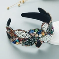 Detalle de diadema barroca con diamantes, perlas y motivos de hojas en terciopelo negro - Colorido