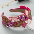 Diadema barroca ancha de satén rosa con perlas y cristales en soporte de exhibición - Rosa Rojo
