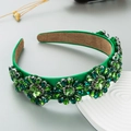 Detail van een groene barok hoofdband met kristallen bloemmotieven en satijnen stof - Groen