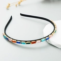 Cerchietto imbottito chic con strass rettangolari colorati su sfondo minimalista - Quadrato