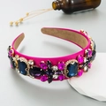 Detalle de diadema de satén fucsia con pedrería barroca pesada y cristales azules de lujo - Rosa Rojo