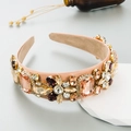 Diadema barroca de satén rosa con cristales de colores sobre un fondo de estilo minimalista - Rosa Claro