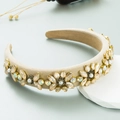 Cerchietto barocco imbottito con fiori di strass e perle su camoscio beige morbido - Caffè Chiaro