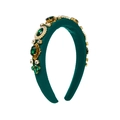 Primer plano de diadema barroca verde con gemas esmeralda, cristales y perlas - Verde