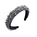 Detalle de perlas grises y plateadas en una diadema ancha de terciopelo negro suave - Gris