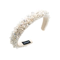 Dettaglio cerchietto beige fatto a mano con cristalli luccicanti ed etichetta interna - Bianco
