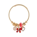 Dettaglio del bracciale dorato a treccia con ciondolo a farfalla rossa e cuore - Rosso
