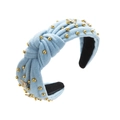 Détail d'un serre-tête en velours bleu clair avec clous dorés et papillons en cristal - Bleu