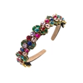 Dettaglio di un cerchietto barocco con cristalli multicolore e castoni metallici dorati a onde - Colorato