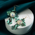 Vintage kruis oorbellen met turquoise bloemenleer en regenboog strass details - Groen