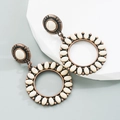 Detailansicht der Retro-Bronze-Ohrringe mit weißen Türkissteinen im Vintage-Stil - Howlith