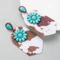 Boucles d'oreilles bohèmes en cuir léopard avec fleur de turquoise centrale - Style Imprimé Vache (Blanc)