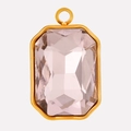 Detailopname van een lichtroze glazen hanger in smaragdgeslepen vorm met 18k goud vergulding - Gouden Rand Roze