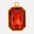 Detail van rechthoekige rode kristallen hanger met goudvergulde roestvrijstalen zetting - Gouden Rand Rood