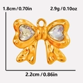 Macro-opname van gouden strikhanger met hartstenen en precieze maat 2,2x1,8 cm - Goud-AB Kleur