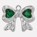 Detail van 304 roestvrijstalen strikhanger met twee groene hartvormige edelstenen erop - Zilver-Groen
