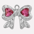Detail van strik hanger met roze hart kristallen en roestvrijstalen afwerking - Zilver - Rozerood