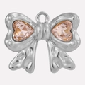 Detail van een strikvormige hanger met roze hartkristallen en vloeibaar metaal finish - Zilver-Roze