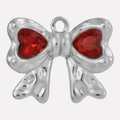 Detailopname van de zilveren strikhanger met twee hartvormige rode edelstenen ingelegd - Zilver-Rood
