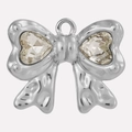 Detail van strikhanger met hartvormige edelstenen op roestvrijstalen basis - Zilver-Wit