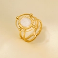 Vista dettagliata di un anello in acciaio inossidabile 304 dorato con smalto bianco e sole - Oro Bianco (J770-G-W)
