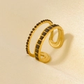 Nahaufnahme eines 18k vergoldeten Doppelringes mit quadratischen schwarzen Kristallen - Goldton Schwarzer Stein Stil (J785-G-B)