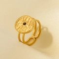 Dettaglio dell'anello sole placcato oro 18k con zircone nero su tessuto seta - Base Oro Con Pietra Nera / Stile Oro (Strass Nero)