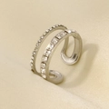 Makro-Detail von silbernem doppelreihigem offenem Ring mit funkelnden Kristallen - Silberton Weißer Stein Stil (J785-S-W)