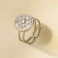 Dettaglio dell'anello in acciaio inossidabile 304 con motivo solare e cristallo - Base Argento Con Pietra Bianca / Tono Argento (Strass Bianco)