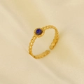 Nahaufnahme des goldfarbenen Perlenrings mit rundem blauem Lapislazuli-Steinbesatz - Lapislazuli-Textur-Stil (J820-G-D)