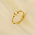 Details des verstellbaren Goldrings mit weißer Perle auf beigem Seidenstoff - Weiße Perλmutt-Textur-Stil (J820-G-W)