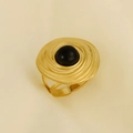 Detail eines Vintage-Rings aus 304 Edelstahl mit schwarzem Stein und Spiralstruktur - Gold Schwarz (J817-G-B)