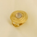 Nahaufnahme eines goldenen Vintage-Rings mit konzentrischen Kreisen und Mondstein - Gold Weiß (J817-G-C)