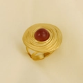 Detailansicht eines Retro-Edelstahlrings mit Spiraltextur und rotem Schmuckstein - Gold Rot (J817-G-R)