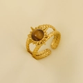 Detailansicht eines Vintage Gold-Sonnenrings mit Tigerauge-Stein und Kordelstruktur - Brauner Naturstein (J816-G-T)