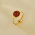 Detailansicht des 18K vergoldeten Rings mit rotem Edelstein und facettierter Textur - Rotbraun (J824-G-R)