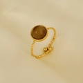 Detail eines 18K vergoldeten Edelstahlrings mit Tigerauge und Rautenmuster-Gravur - Tigerauge Braun (J824-G-T)