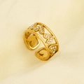 Detaillierte Makroansicht des 304 Edelstahl-Herzrings in Gold mit funkelnden Kristallen - Weiß Zirkonia Eingelegt Stil (J866-G-W)