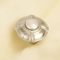 Detailansicht eines französischen Rings aus Edelstahl 304 mit großer weißer Perleneinlage - Schild Perle Offener Stil / Silber (J910-S)