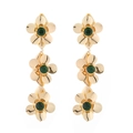 Detailansicht langer goldener Legierungsblumenohrringe mit mikrobesetzten grünen Steinen - Grün