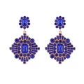 Makroaufnahme von Vintage-Ohrringen mit mehrlagigen blauen geometrischen Strasssteinen - Blau