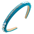 Detail eines pfauenblauen Stirnbands mit Silberketten, Strasssteinen und Perlen - Blau